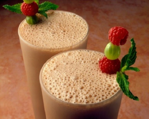 6. Sinh tố mâm xôi - chocolate: Trộn đều và xay nhuyễn 1/2 chén sữa hạnh nhân, 1 chén quả mâm xôi và 1/2 miếng chocolate đen. Mâm xôi là thực phẩm giảm béo bụng hiệu quả nhờ chứa nhiều mangan, adiponectin, các chất có khả năng phân giải chất béo và phá hủy các mô mỡ.