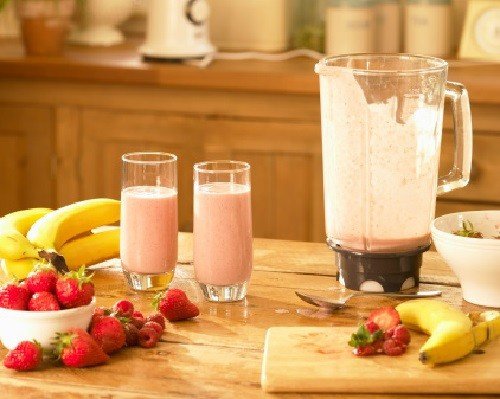 5. Sinh tố dâu tây - chuối: Xay 1/2 chén dâu tây, một quả chuối, 1/2 cốc sữa chua không đường trong máy xay sinh tố. Hỗn hợp này rất giàu vitamin A, C, R thích hợp cho quá trình giảm cân, đồng thời hỗ trợ làm đẹp da, ngăn chặn lão hóa da hiệu quả.