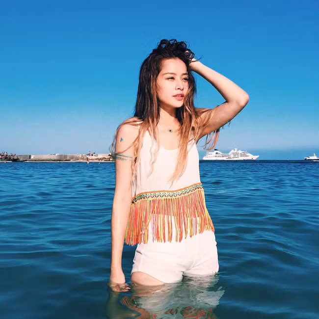 Chi Pu xinh tươi, rạng rỡ dưới làn nước biển xanh trong tuyệt đẹp.