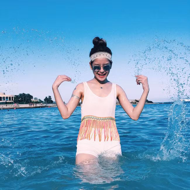 Cô nàng thích thú vui đùa với biển.