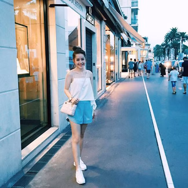 Chi Pu xinh xắn trong set đồ xanh, trắng.