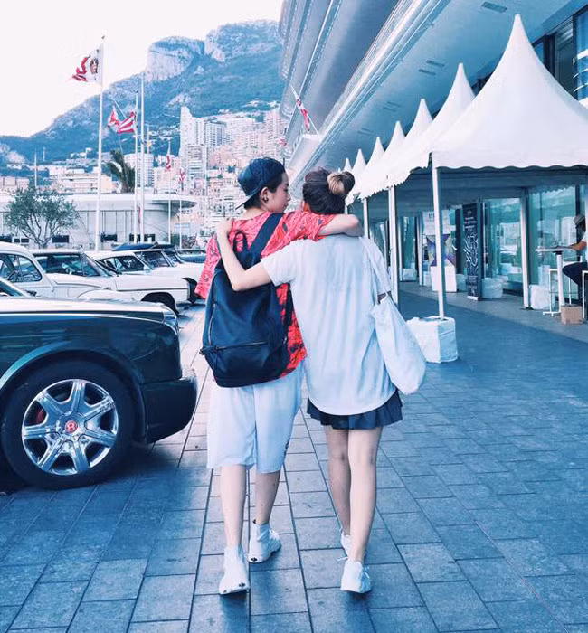 Cả hai hồn nhiên khoác vai nhau dạo phố.