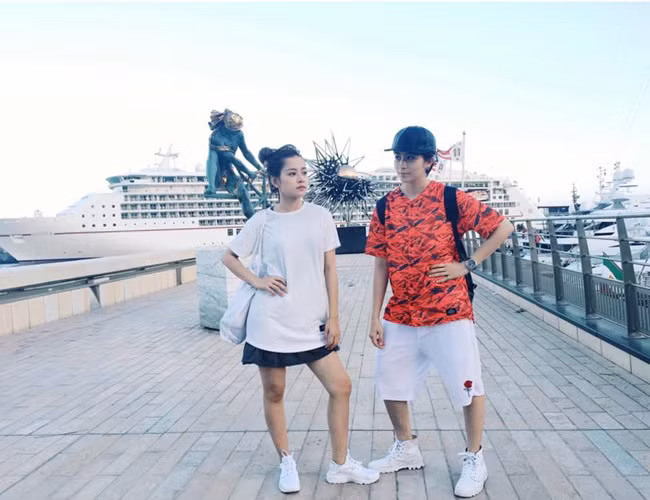 Tạo dáng hài hước.