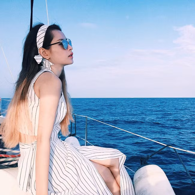 Chi Pu nữ tính trong trang phục váy kẻ.