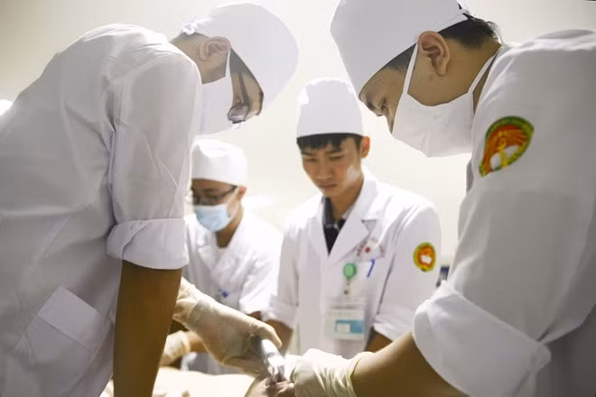 2h sáng, khoa cấp cứu lại tiếp nhận một ca tai nạn giao thông nặng. Bệnh nhân đã hôn mê và nồng nặc mùi rượu, không có người nhà đi cùng. Chẩn đoán từ chụp X-quang cho thấy bệnh nhân đã chấn thương sọ não, nguy hiểm đến tính mạng. Bác sĩ Phú cho lập biên bản và khẩn trương tiến hành các thủ thuật xử lý gấp nhằm cứu sống bệnh nhân. "Là bác sĩ trực chính mình luôn phải đưa ra những quyết định nhanh và chính xác nhất, nếu chờ đợi người nhà bệnh nhân tới thì quá chậm trễ, khó giữ lại tính mạng cho bệnh nhân", anh nói. 