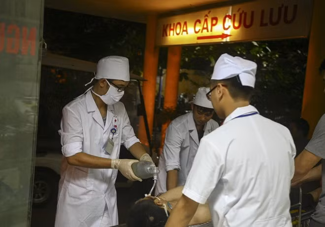 Càng về khuya, số bệnh nhân cấp cứu càng nhiều. Bác sĩ Phạm Văn Tiến - Trưởng khoa cấp cứu của bệnh viện cho hay mỗi ngày tại đây tiếp nhận trung bình từ 180-200 ca cấp cứu, riêng ca trực đêm từ 80-90 ca, trong đó, nhiều trường hợp chấn thương sọ não, gãy xương, mặt biến dạng,... do say xỉn, tai nạn giao thông. Nhiều bệnh nhân đã chết lâm sàng trước khi vào viện.