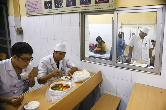 Sự tất bật khiến họ không có thời gian ăn cơm. Mặc dù giờ ăn là 17h30, phải đến 20h các bác sĩ mới tranh thủ được thời gian dùng bữa và phải thay phiên nhau. Vào những ngày cao điểm, nhóm trực phải tiếp nhận và xử lý trên dưới 300 ca thậm chí các anh còn phải nhịn đói đến sáng.