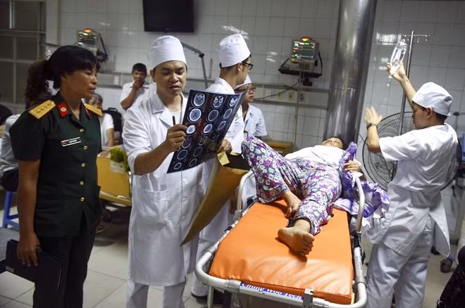 Với đặc thù trong ngành quân y, khoa cấp cứu của viện sẽ phải tiếp nhận các ca cấp cứu từ tuyến dưới chuyển lên. Ngoài ra khoa cũng tiếp nhận các ca ngoài ngành đó là người dân bình thường. "Mặc dù vậy, tuyệt đối không có sự phân biệt giữa các bệnh nhân là quân nhân hay dân thường. Bệnh nhân nguy kịch luôn được ưu tiên đầu tiên", bác sĩ Phú nói.