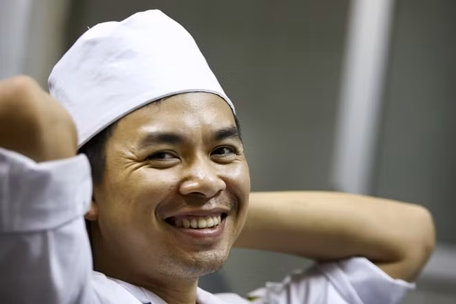 "Nhiều hôm sau mỗi ca trực trở về nhà, chúng tôi ngủ thiếp trên giường, mãi tới khi người nhà gọi dậy mới tỉnh. Thế nhưng trong giờ làm việc, tôi luôn làm mọi cách để mình tỉnh táo nhất có thể bởi tôi biết đó chính là những lúc bệnh nhân cần mình hơn bao giờ hết", bác sĩ Phú chia sẻ sau khi hết ca trực.