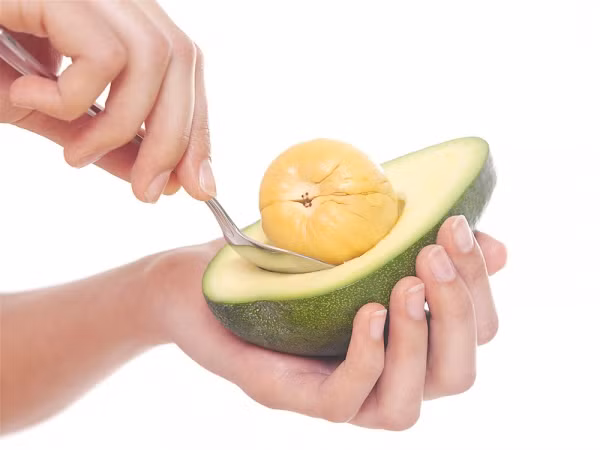 Đang mùa chính vụ, quả bơ tươi được nhiều người lựa chọn để bổ sung vào thực đơn hàng ngày với mong muốn làm đẹp và cải thiện sức khỏe nhờ giàu dinh dinh dưỡng như vitamin A, E, D cùng với các khoáng chất có trong quả bơ.