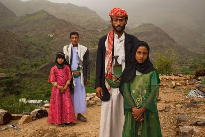 Tảo hôn thường xuyên diễn ra ở các vùng nông thôn phía bắc Ấn Độ và nhiều quốc gia khác trong khu vực. Tại vùng núi xa xôi của Yemen, những bé gái cũng thường phải lấy chồng từ rất sớm. Tahani mặc áo hồng), nhớ lại những ngày đầu tiên về nhà chồng: “Khi tôi thấy anh ấy, tôi trốn. Tôi không muốn lấy chồng”. Chồng Tahani hơn cô 19 tuổi. Đám cưới diễn ra khi cô 6 tuổi. Ghada, bạn cùng lớp của cô, cũng lấy chồng ở tuổi trẻ con.