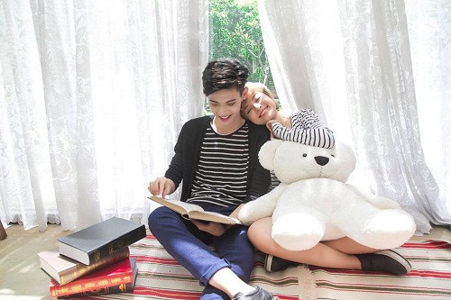 Nam ca sĩ ngập tràn hạnh phúc bên cô người yêu xinh đẹp.