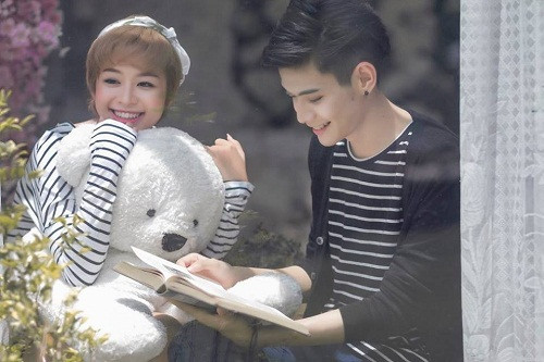 Cặp đôi cười rạng rỡ.