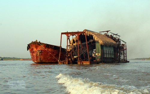 Canh sat hoa trang bat 