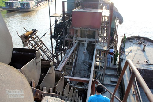 Canh sat hoa trang bat 