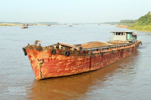 Canh sat hoa trang bat 