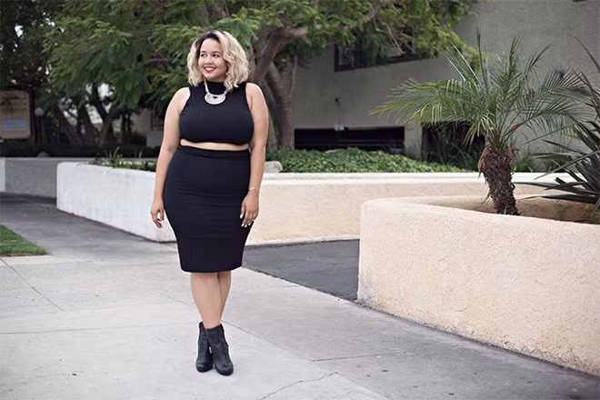 Đầu tiên, hãy chọn các thiết kế crop – top ôm gọn, chứ không phải ôm quá sát vào cơ thể. Màu tối càng tốt vì chúng giúp bạn che khéo các khuyết điểm tốt hơn.