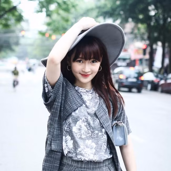 Cô cũng có gu thời trang ấn tượng, lôi cuốn.