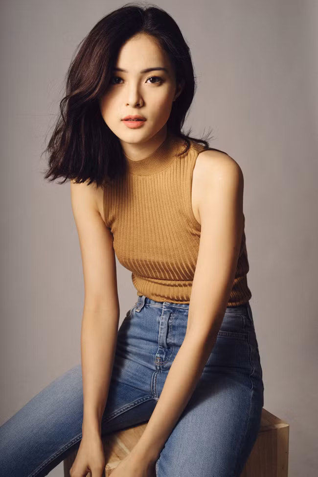 Hạ Vi là gương mặt quen thuộc của làng thời trang Việt trong vài năm qua. Cô liên tục được các nhà mốt tin dùng cho những bộ hình thời trang đòi hỏi vẻ đẹp nữ tính, bay bổng