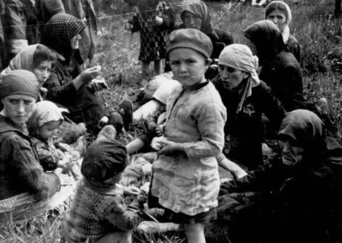 Bức ảnh này cho thấy những người phụ nữ và trẻ em bị chọn để đưa đi hành quyết tại các phòng hơi ngạt.