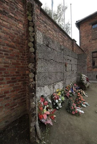 Bức tường hành quyết bên trong trại tập trung Auschwitz của Đức Quốc xã.
