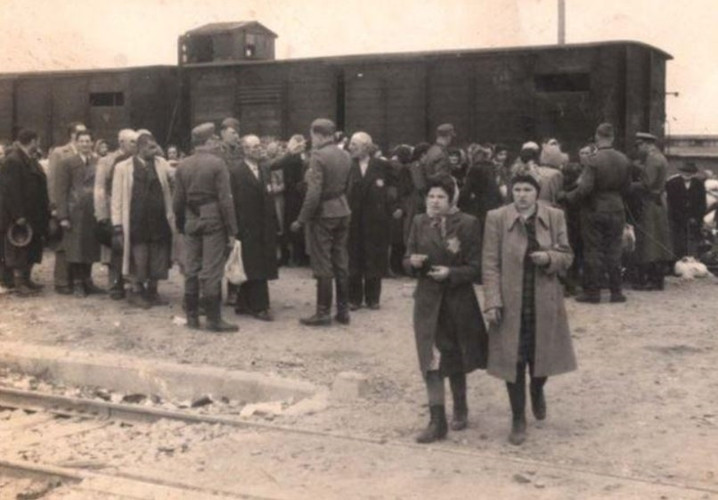 Những tù nhân trong trại tập trung Auschwitz được yêu cầu đi về phía những người chỉ dẫn sẽ được sống sót, trong khi những người chờ trước các toa tàu sẽ bị đem đi hành quyết.
