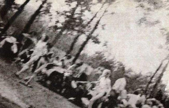 Một bức ảnh bí mật của trại Sonderkommando khi những người phụ nữ bị dẫn tới phòng hơi ngạt.