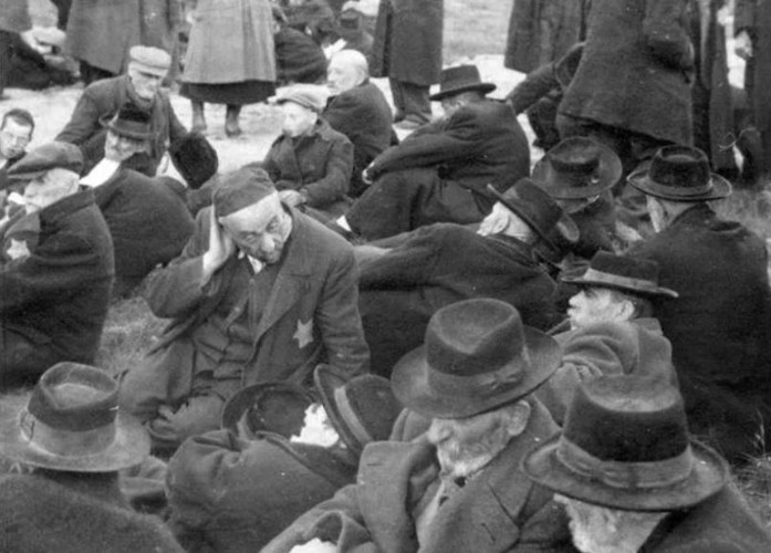 Hình ảnh các "tù nhân" lớn tuổi được đưa tới các trại tập trung.