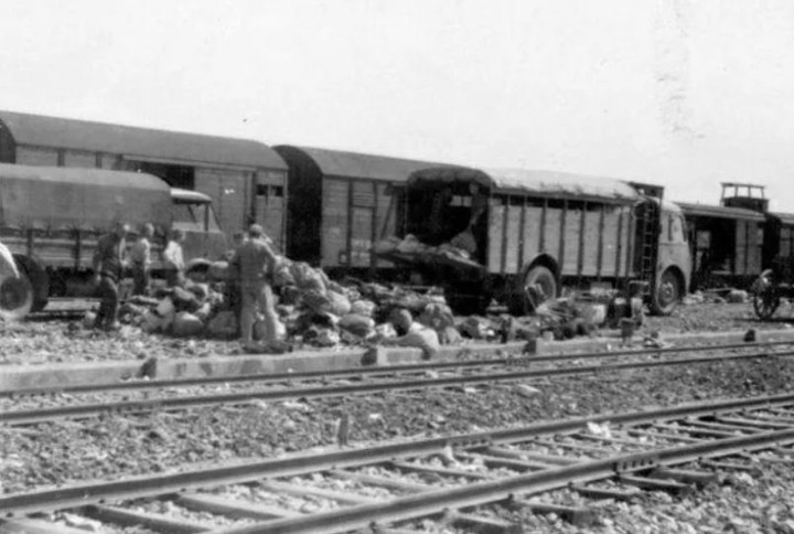 Đồ đạc cá nhân của các "tù nhân" nằm chất đống trên các chuyến tàu "tử thần".