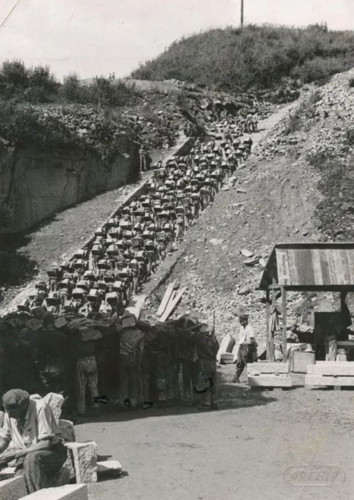 Một mỏ đá và những "bậc thang chết chóc" tại một trại tập trung ở Mauthausen.