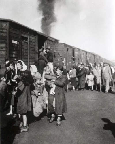 Hành trình đến khu trại Treblinka được coi là một hành trình tử thần đầy đau thương khi gần như tất cả những người đến đây đều bị đưa vào các phòng hơi ngạt.