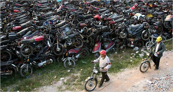 Quy định về hạn sử dụng xe máy. Cùng với hạn chế cấp phép cho xe máy, Quảng Châu còn đưa ra quy định về hạn sử dụng xe máy. Cụ thể, từ 2002, tất cả xe máy hoạt động trên 15 năm sẽ bị tịch thu. Sang 2003, xe máy chỉ được phép sử dụng tối đa 10 năm sau lần đăng ký đầu tiên. Các xe máy bị tịch thu đều được đền bù. Ảnh: The New York Times