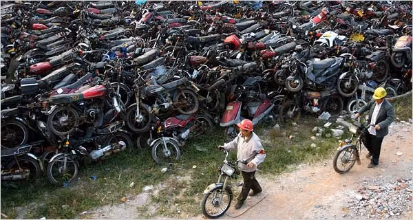 Quy định về hạn sử dụng xe máy. Cùng với hạn chế cấp phép cho xe máy, Quảng Châu còn đưa ra quy định về hạn sử dụng xe máy. Cụ thể, từ 2002, tất cả xe máy hoạt động trên 15 năm sẽ bị tịch thu. Sang 2003, xe máy chỉ được phép sử dụng tối đa 10 năm sau lần đăng ký đầu tiên. Các xe máy bị tịch thu đều được đền bù. Ảnh: The New York Times