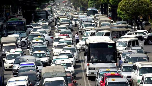 Các giải pháp phải được tiến hành đồng bộ. Để thực hiện lệnh cấm xe máy thành công cần phải tính đến sự đồng bộ các giải pháp để tránh rơi vào tình trạng lợi bất cập hại, như trường hợp của thành phố Yangon, Myanamar. Do cơ sở hạ tầng ở thành phố này không được cải thiện, sau lệnh cấm xe mày, các đường phố ở nơi đây luôn bị kẹt cứng bởi ô tô. Ảnh: Yangon Life