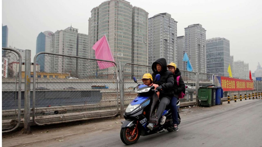 Hạn chế cấp phép cho xe máy. Trong lộ trình cấm xe máy của mình, từ tháng 10/1991, thành phố Quảng Châu chỉ phép cấp mới 500 xe máy mỗi tháng. Đến năm 1995, thành phố này chấm dứt việc cấp mới cho xe máy. Ảnh: South China Morning Post