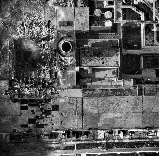 Cảnh tượng đổ nát nhìn từ trên cao.