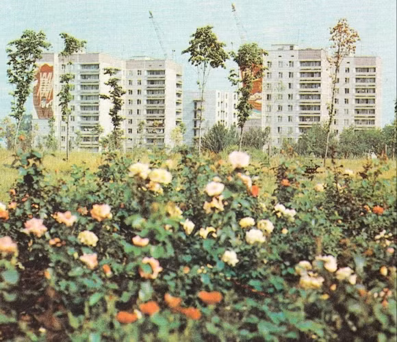 Những đóa hoa nở rực rỡ và một khung cảnh tươi sáng như thế này chỉ còn là cảnh tượng trong mơ ở Pripyat. Có lẽ hơn 30 năm trước, trước khi vụ nổ ở Chernobyl xảy ra, chưa bao giờ người ta nghĩ mình sẽ phải rời bỏ thành phố xinh đẹp này để đến một vùng đất khác sinh sống và không hẹn ngày trở về.