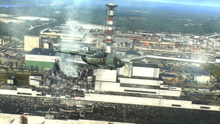 Sau vụ nổ nhà máy điện hạt nhân Chernobyl, mọi nỗ lực đã được thực hiện nhằm khắc phục sự cố. Trong ảnh là một chiếc trực thăng đang làm nhiệm vụ tại khu vực lò phản ứng phát nổ. Các nhà khoa học ước tính rằng khu vực này phải mất 3.000 năm nữa thì con người mới có thể sinh sống được.