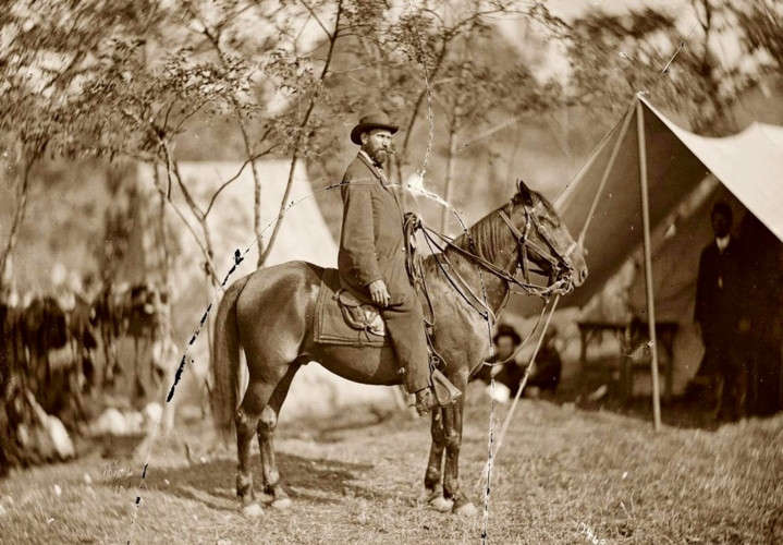 Allan Pinkerton - thám tử lừng danh nước Mỹ đang cưỡi ngựa ở Antietam, bang Maryland năm 1862.