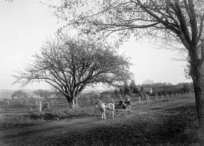 Một chiếc xe ngựa chở khách đi giữa con đường xinh đẹp và thanh bình ở Basking Ridge, New Jersey năm 1897./.