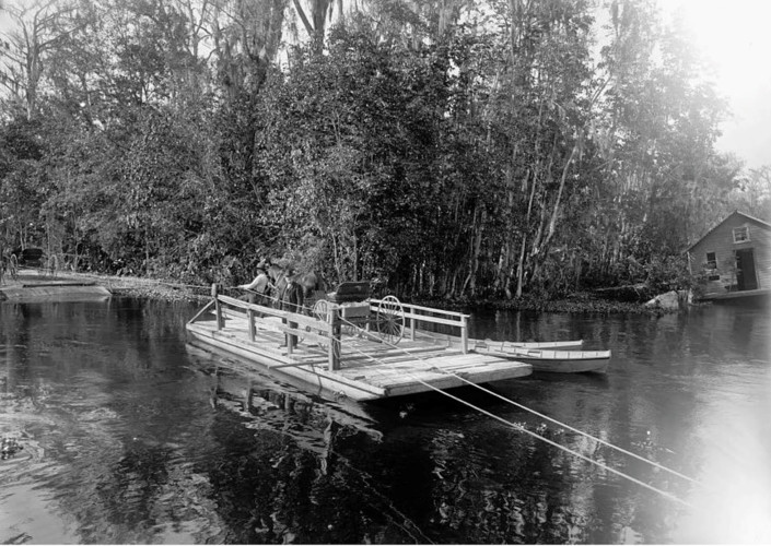 Những chiếc phà bằng gỗ là phương tiện di chuyển trên sông của người Mỹ trước khi các loại tàu thuyền hiện đại ra đời. Bức ảnh đen trắng năm 1898 ghi lại cảnh một chiếc phà chở khách trên sông Ocklawaha, bang Florida.