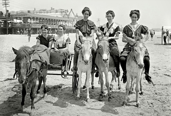 Trước khi các phương tiện hiện đại được phát minh, những chiếc xe ngựa và phà là phương tiện đi lại và vận chuyển chính của người Mỹ. Vào thời điểm đó, vẫn chưa có nhiều đường ở Mỹ và các con đường thường khá xấu. Trong ảnh là những người dân đi lại bằng ngựa và xe ngựa ở Jersey Shore năm 1905.