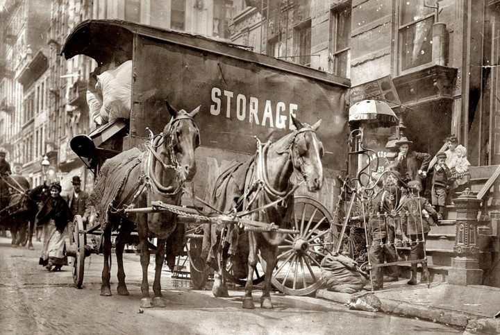 Xe ngựa chở các đồ đạc khi dọn nhà ở New York năm 1908.