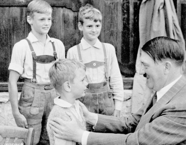 Bức ảnh ghi lại khoảnh khắc trùm phát xít của Đức Quốc xã trò chuyện thân mật cùng 3 cậu bé.