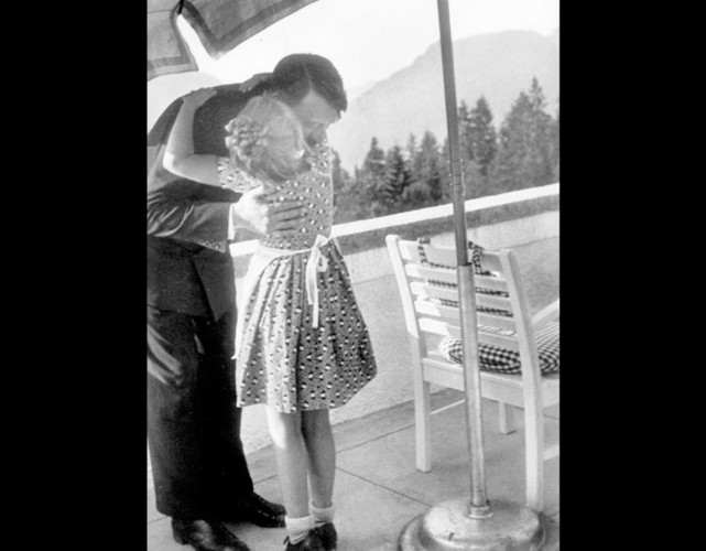 Qua những bức ảnh tuyên truyền của Đức Quốc xã, Hitler được khắc họa như một người dịu dàng và yêu quý trẻ em.