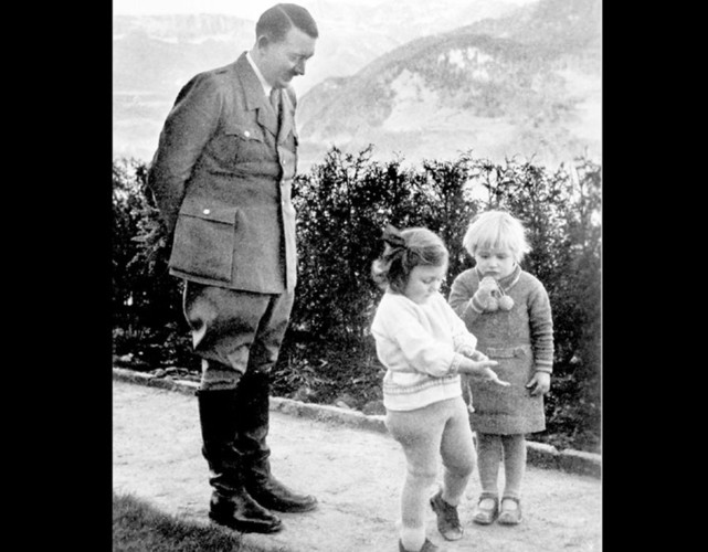 Adolf Hitler mỉm cười nhìn 2 cô bé đang chơi đùa với nhau ở dinh thự Haus Wachenfeld.