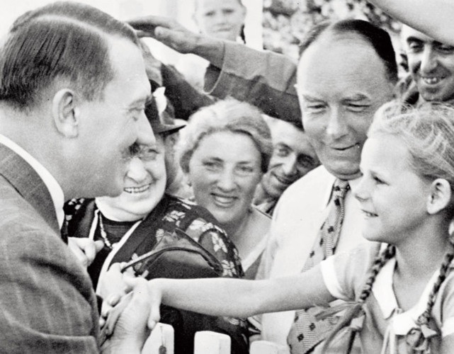 Hình ảnh tuyên truyền của Đức Quốc xã ghi lại cảnh trùm phát xít Hitler được chào đón và vây quanh bởi những người dân ở Obersalzberg.