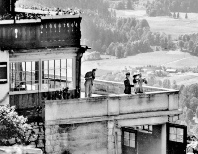 Trùm phát xít Hitler bế một cô bé đứng trên sân thượng của dinh thự Haus Wachenfeld với khung cảnh thiên nhiên tuyệt đẹp phía sau.