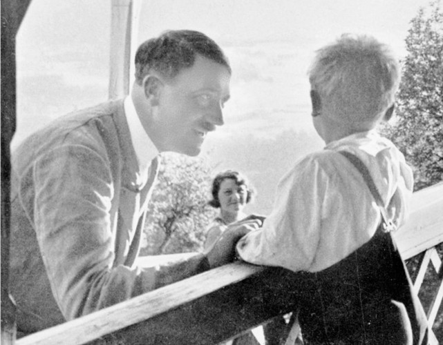 Hitler dừng lại và trò chuyện với một cậu bé khi đang đi dạo.