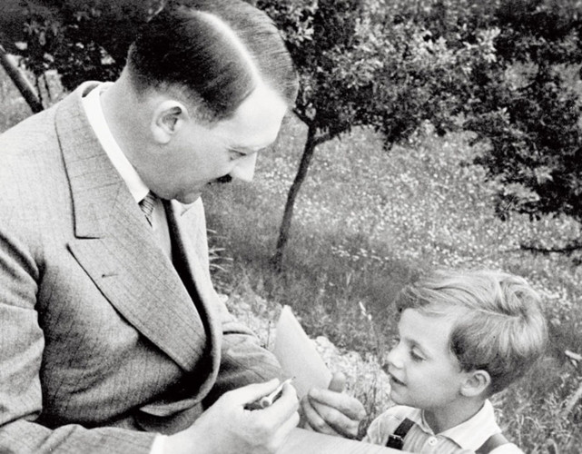 Một cậu bé hỏi xin chữ ký của trùm phát xít Adolf Hitler.